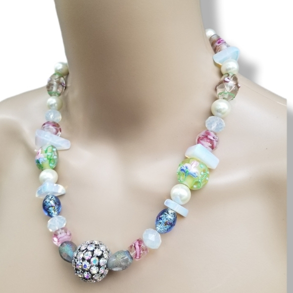VINTAGE WHIMSICAL FLOWER DESIGN ART GLASS BEAD & FAUX PEARL NECKLACE - Picture 2 of 7